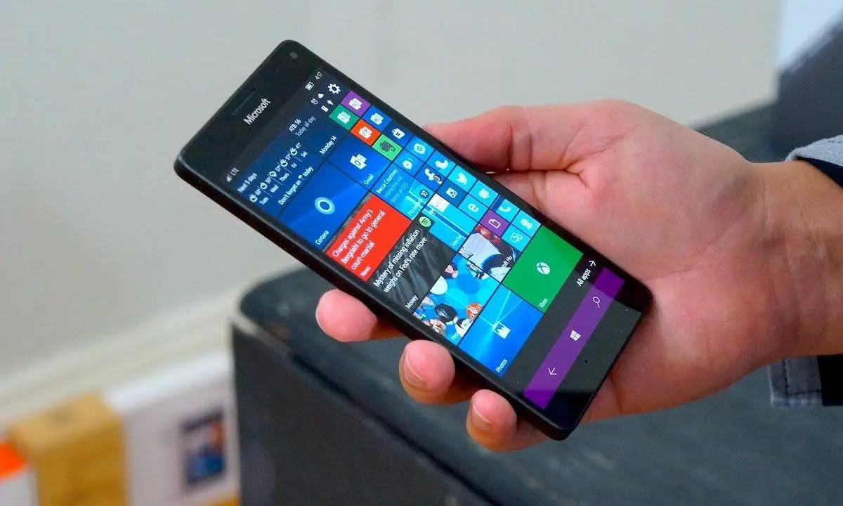 The old Microsoft Lumia 950 XL runs a desktop version of Photoshop