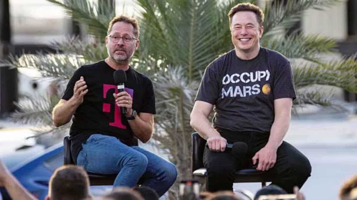 T-Mobile and SpaceX to provide smartphone networking services throughout the United States 