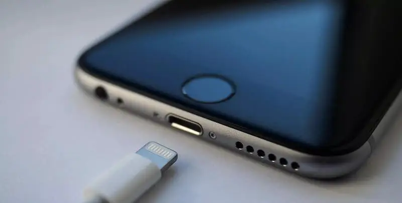 iPhone without the lightning port: a patent imagines how to do it using the waveguides