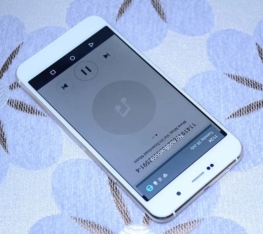 Oukitel U6 (aka the dual-display phone) gets hands-on treatment