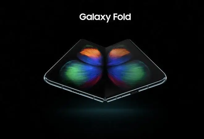 Real Galaxy fold hands on video leaked. Screen crease obvious