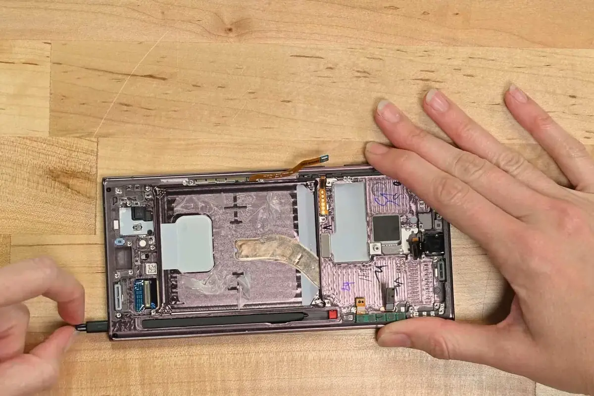 iFixit: It's very hard to repair the Samsung Galaxy S22 and S22 Ultra