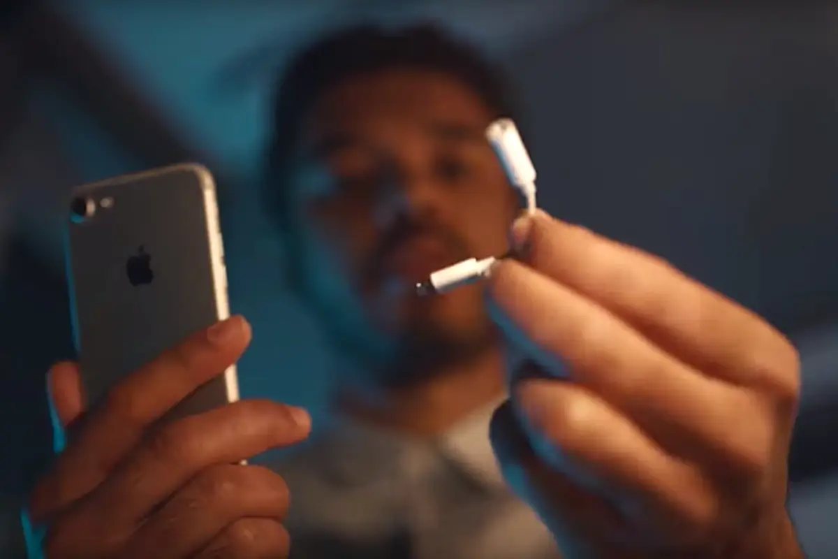 Samsung quietly deletes ad that trolls Apple