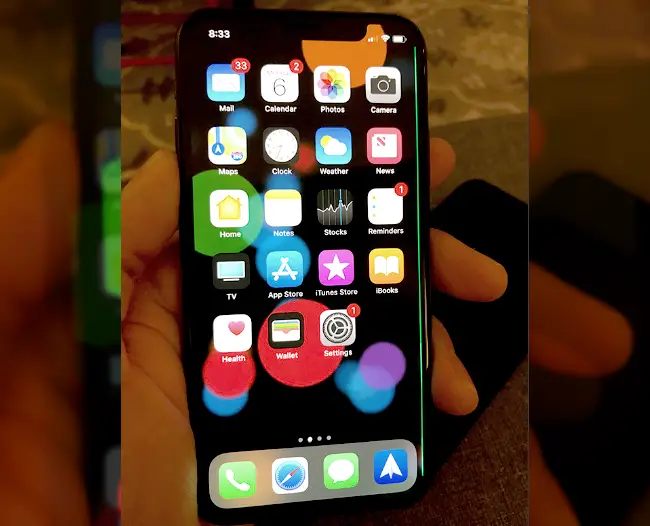 Weird green line appearing in the screen of iPhone X users