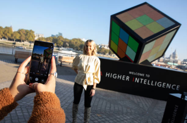 Huawei erects a "Rubik's Cube" in London to promote Mate 20 Series AI power