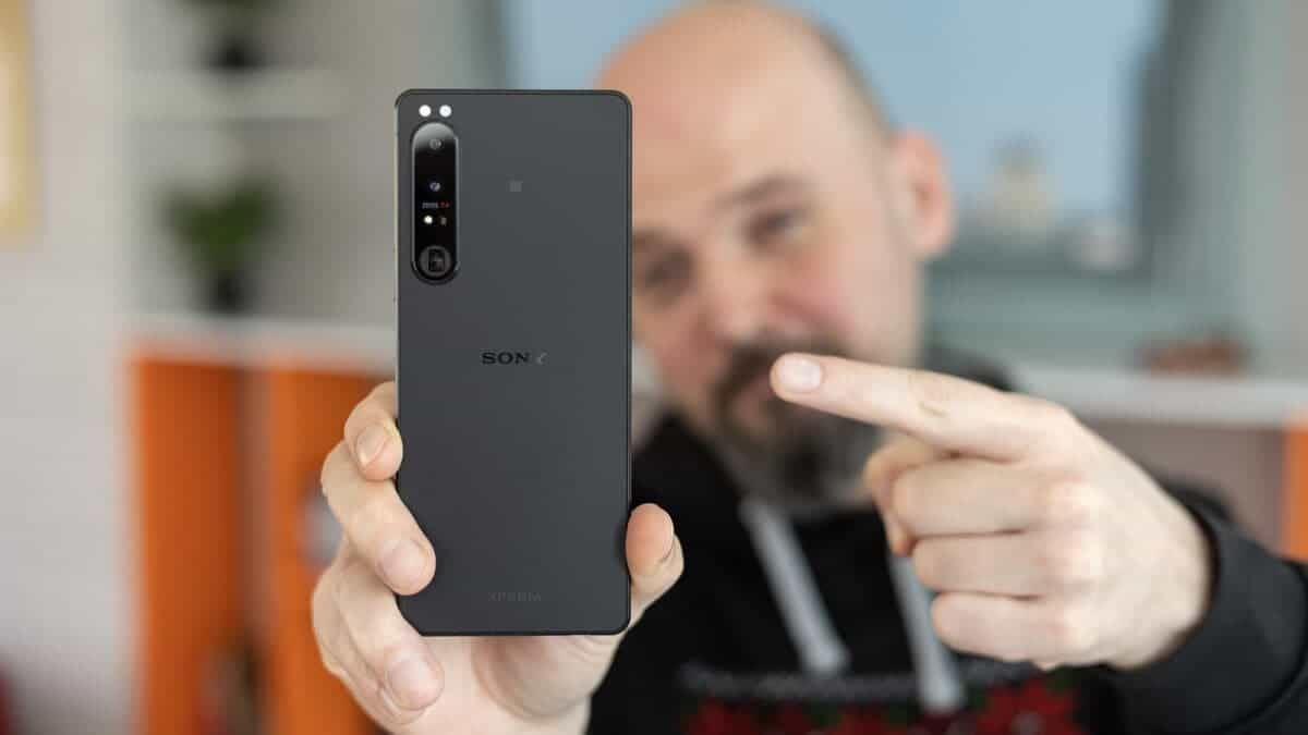 Sony Xperia 1 IV highlights: uses a real optical zoom camera