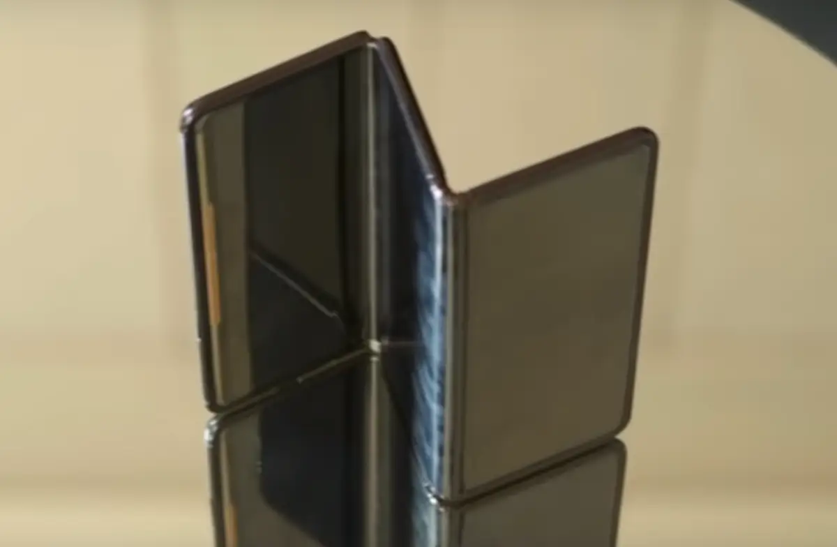TCL shows its Z-folding smartphone (video)