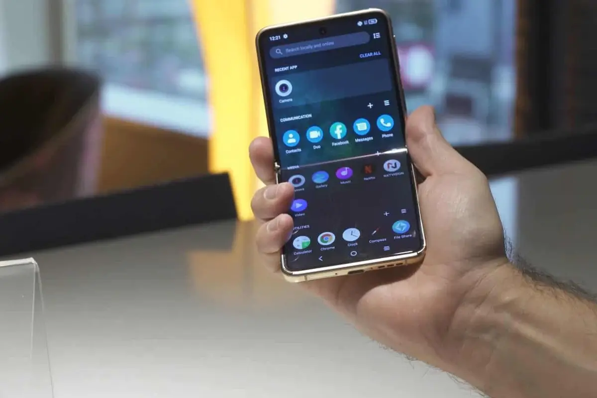 TCL unveils a foldable clamshell smartphone for $ 600