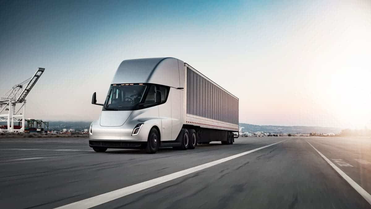 Tesla Semi electric truck has a range of more than 800 kilometers