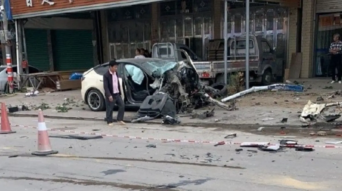 A Tesla lost control in China: Kills two and injures three
