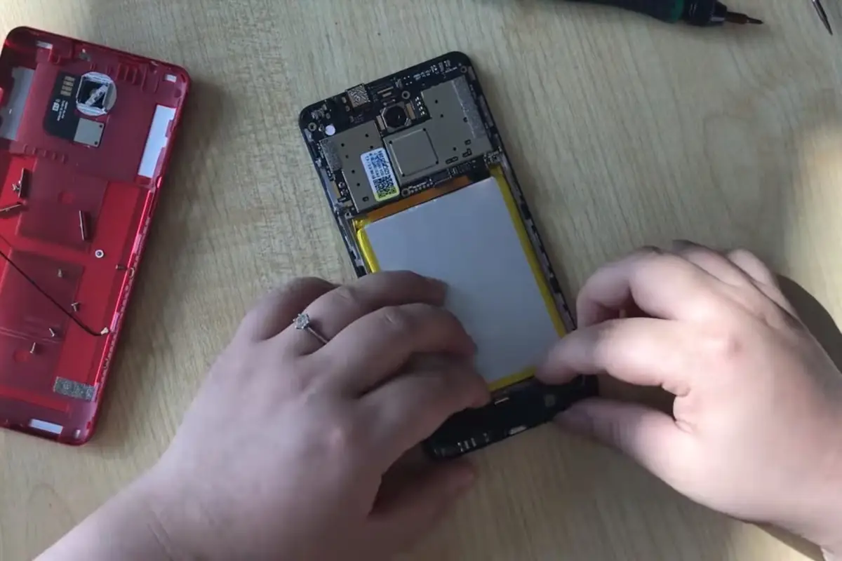 Elephone P8 Camera-Centric Phone Disassembly Video