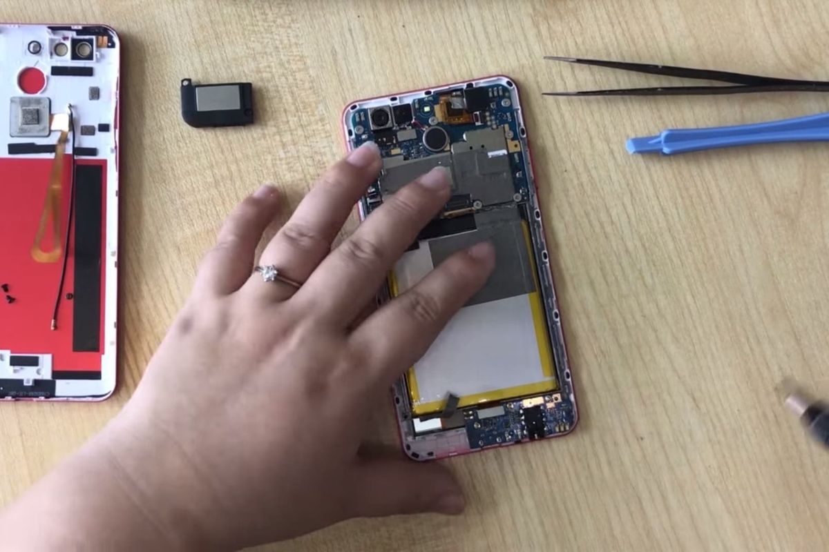 Watch: Elephone P8 Mini - Official Disassembly Video