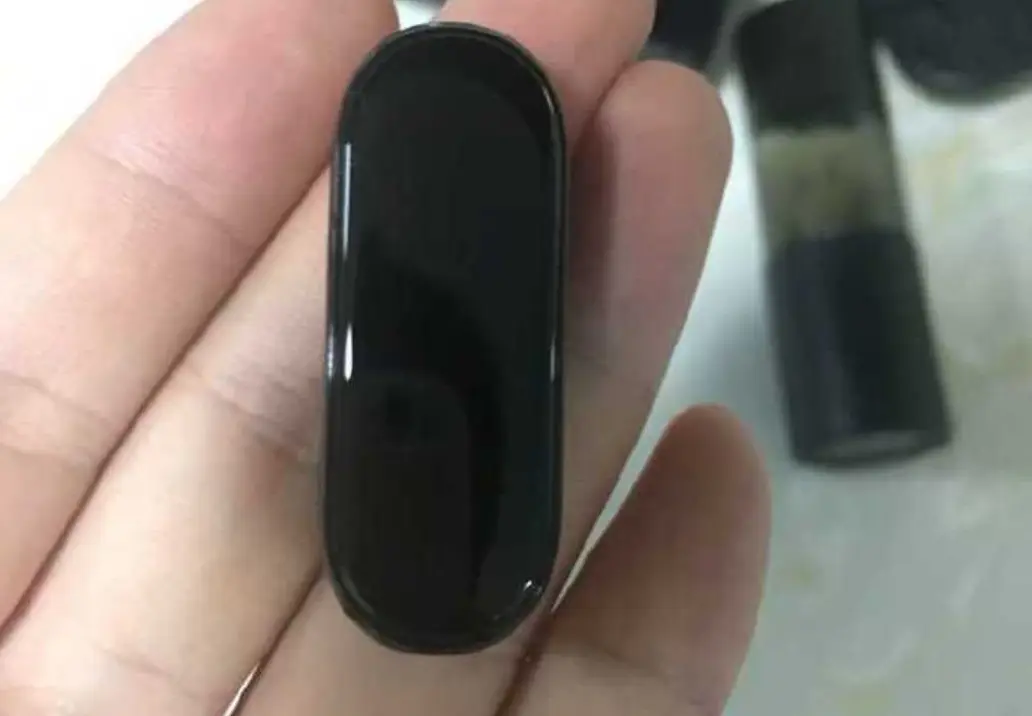 Xiaomi Mi Band 4 real images appear online - shows colour display