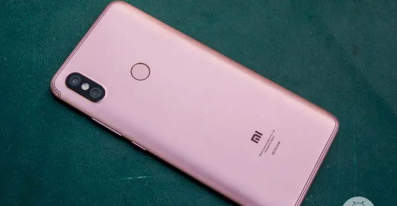 Alleged Xiaomi Redmi 6 Pro pictured with a notched display