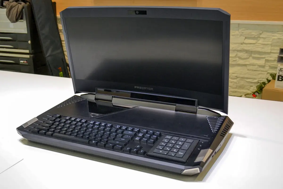 Acer goes nuts, makes the world's first gaming laptop with a curved display
