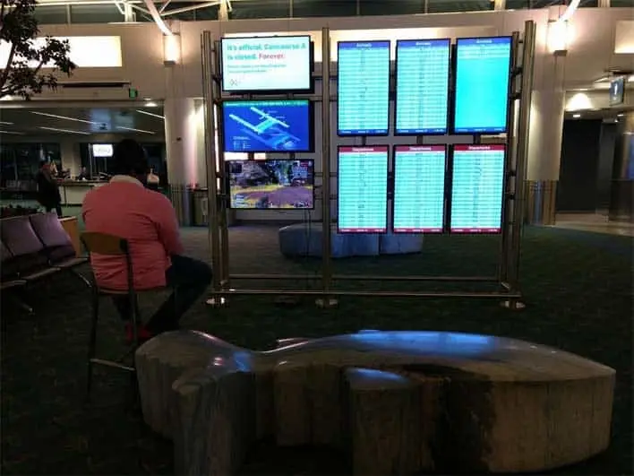 Man plugs his PS4 into Airport Monitor to play Apex Legends