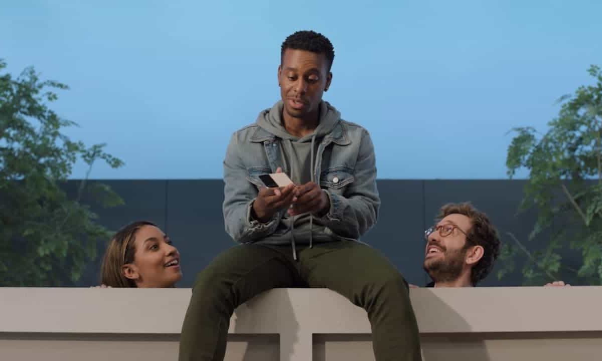 Samsung mocks iPhone users again - promotes the Galaxy Z Flip 4