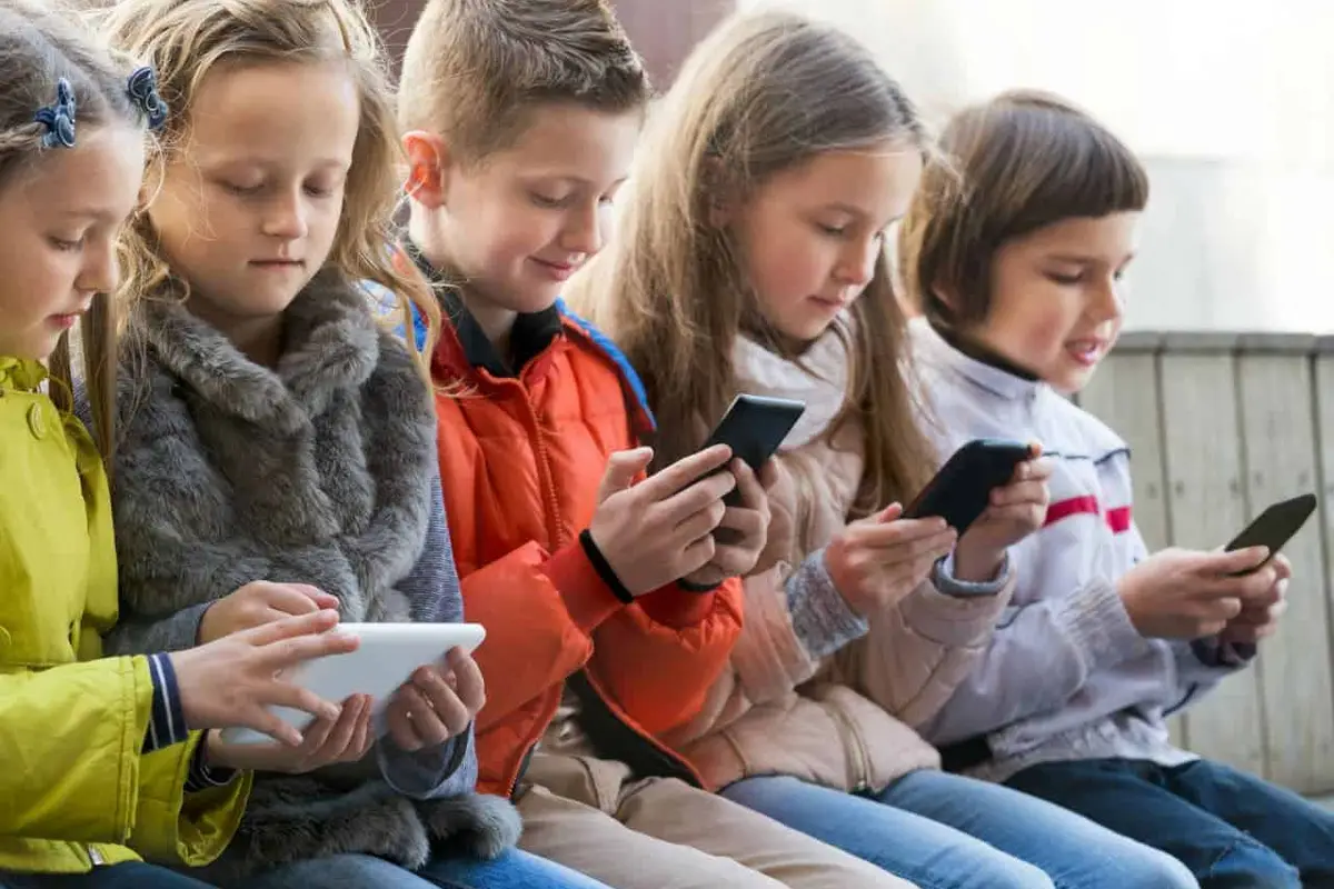 California signs bill to protect web and app users under the age of 18