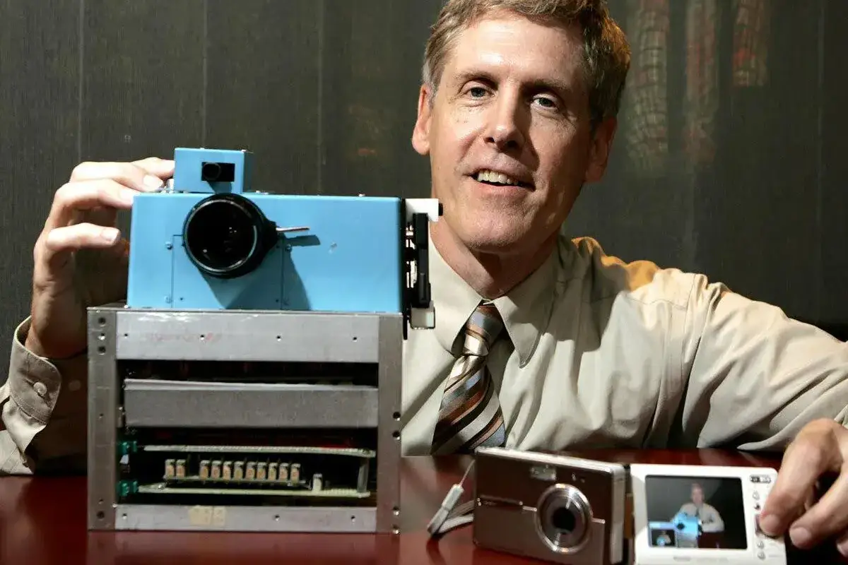 Global digital camera shipments decreased by over 10% due to chip shortages