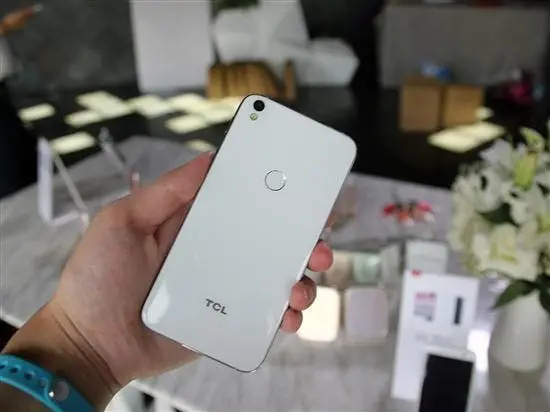 TCL 520 “Beauty Phone” released