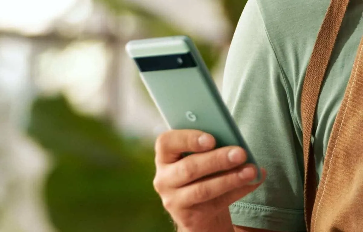 A mysterious black spot appears on the screen of the Pixel 6