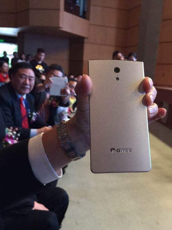 Gree joins the smartphone market, Chairman shows off first device