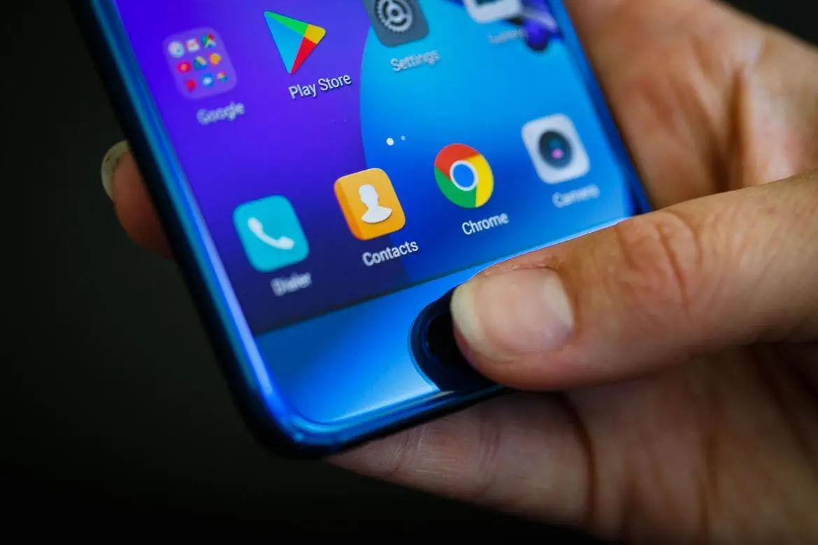 Leaked images allegedly show the Huawei Honor V10 front panel