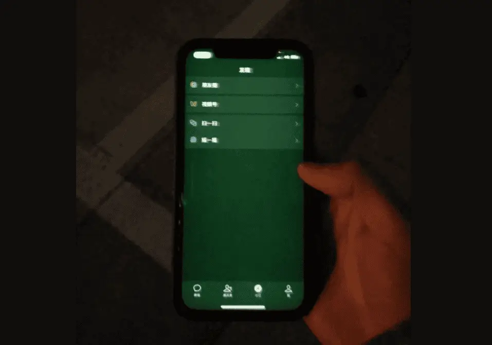 Apple iPhone 12 users complain again about the "greenish" screen