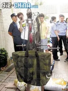 Hong Kong iPad Smugglers Get Creative With An iPulley and iCrossbow!