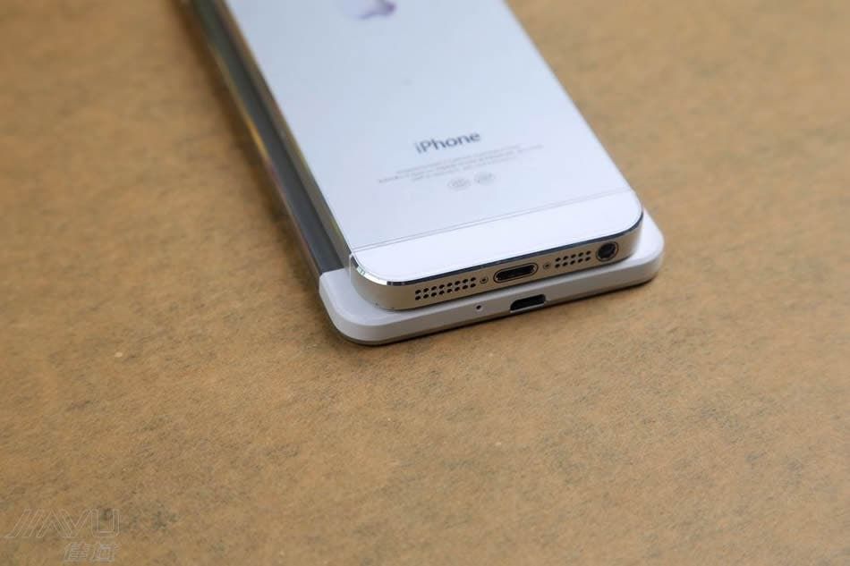 JiaYu S2 gets stacked up against the iPhone 5 in a set of pictures!