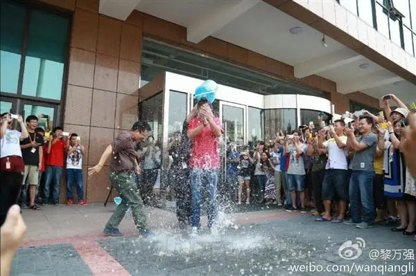 Lei Jun takes part in the Ice Bucket Challenge, hands the gauntlet to Chinese actors and tech bosses