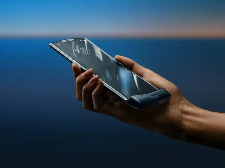 Huawei patents Razr-type verticial foldable phone