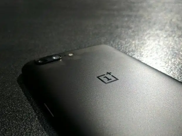 OnePlus 5 update rolling out with a fix for 911 reboot
