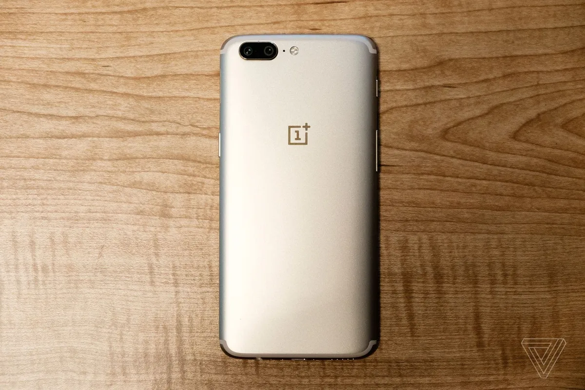 The OnePlus 5 now comes in soft gold