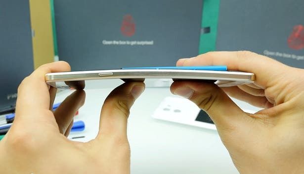 Watch: Elephone P7000 dissected, bend test performed (will it bend?)