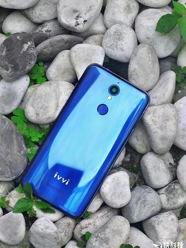 Ivvi releases attractive glass bodied phone with 3D display