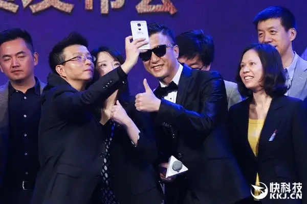 I Spy a LeTV Le2 snapping selfies