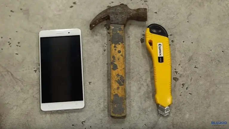 Bluboo Maya display test with explosive-proof film on top