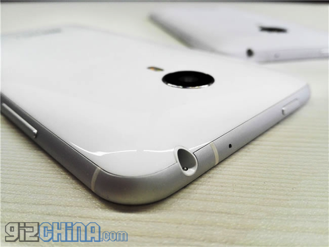 Glossy White Meizu MX4 spied