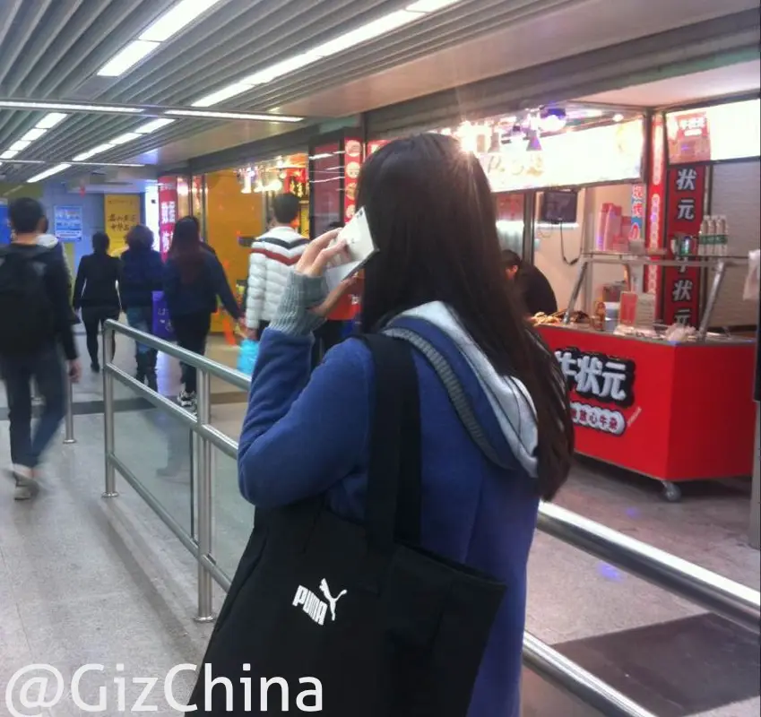 White UMi Zero spied in Shenzhen subway station