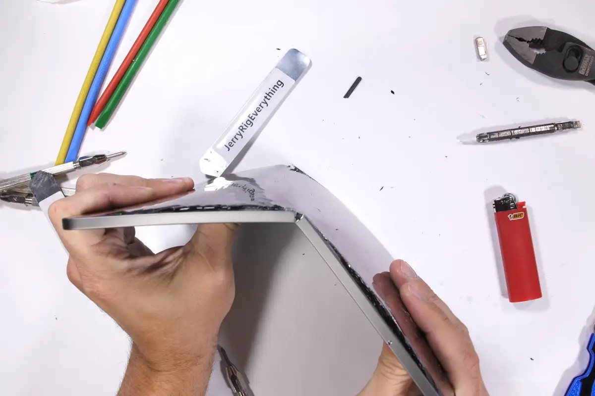 Apple iPad Pro 11 in Durability Test, Snaps like a Twig