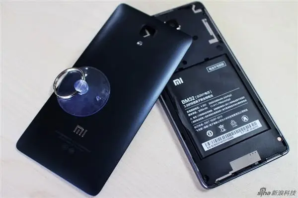 Removing the rear of the Xiaomi Mi4 is super easy!