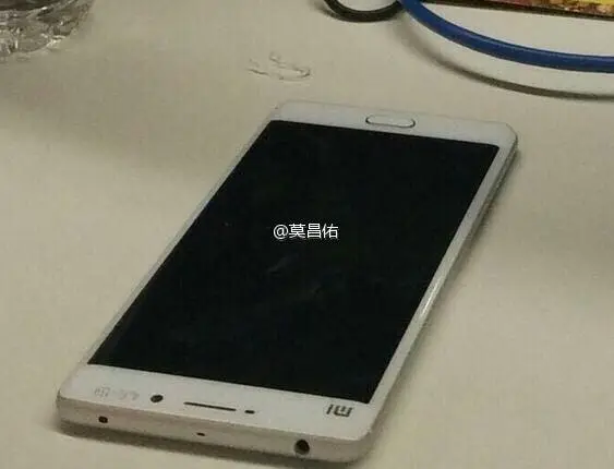 Leaked photo shows Xiaomi Mi5 with curved display