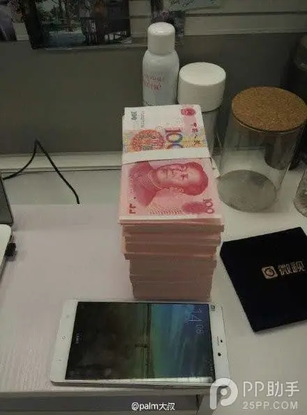 Spy photos shows stack of money and an unlikely Mi Pad 2