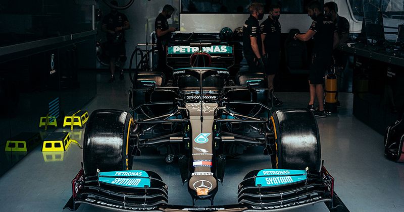 Video. Max Verstappen maakt grap over Mercedes-vleugel: 'Ik zie een buigende vleugel!'