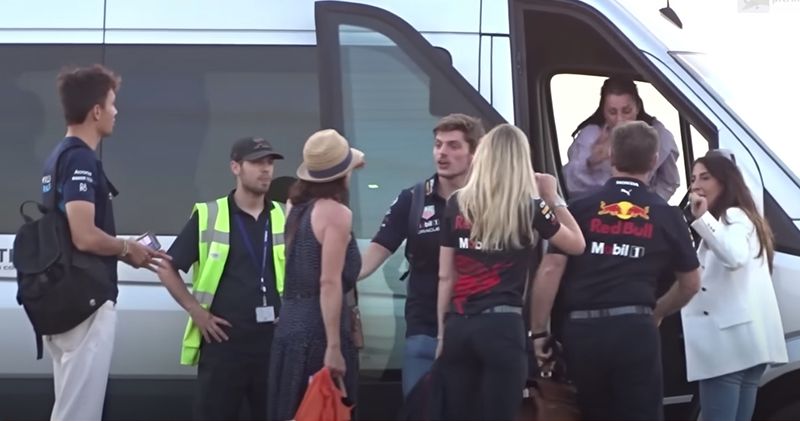 Video. Max Verstappen arriveert op Schiphol met o.a. Alex Albon, Christian Horner en David Coulthard