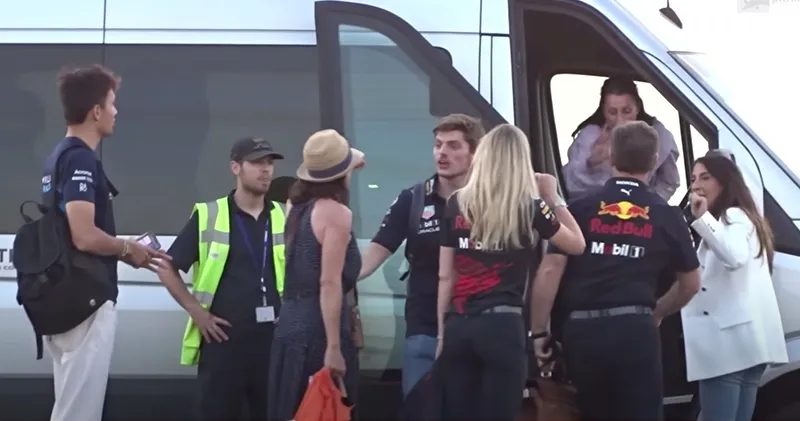 Video. Max Verstappen arriveert op Schiphol met o.a. Alex Albon, Christian Horner en David Coulthard