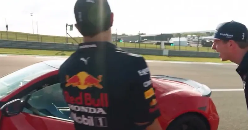 Video. Alex Albon laat Max Verstappen en Sergio Pérez gieren om grap