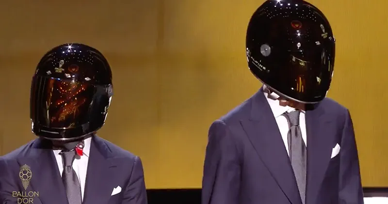 Video. Fernando Alonso en Esteban Ocon brengen Ballon D'or op originele wijze