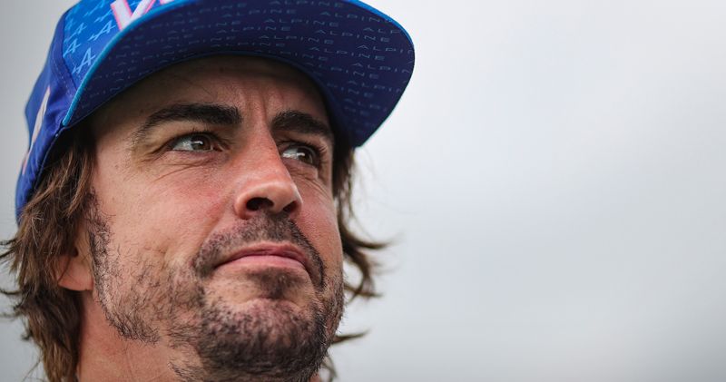 Alonso lacht om puntloze finish Hamilton: 'Had altijd de beste auto'